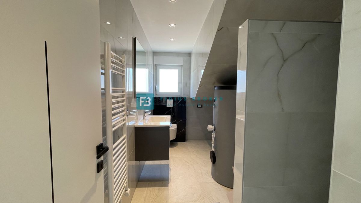 TRIBUNJ, nova, dvojček, panoramski pogled na morje, bazen