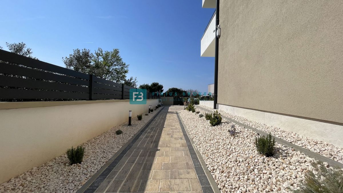 TRIBUNJ, nova, dvojček, panoramski pogled na morje, bazen