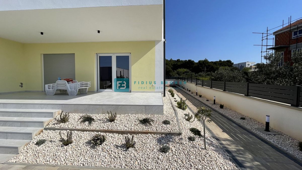 TRIBUNJ, nova, dvojček, panoramski pogled na morje, bazen