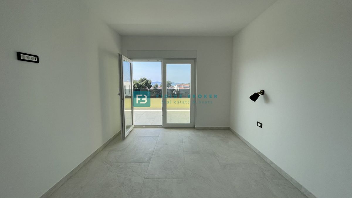 TRIBUNJ, nova, dvojček, panoramski pogled na morje, bazen