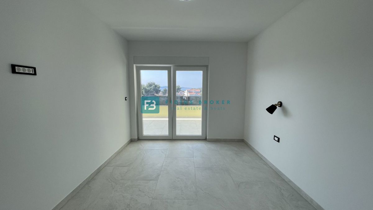 TRIBUNJ, nova, dvojček, panoramski pogled na morje, bazen