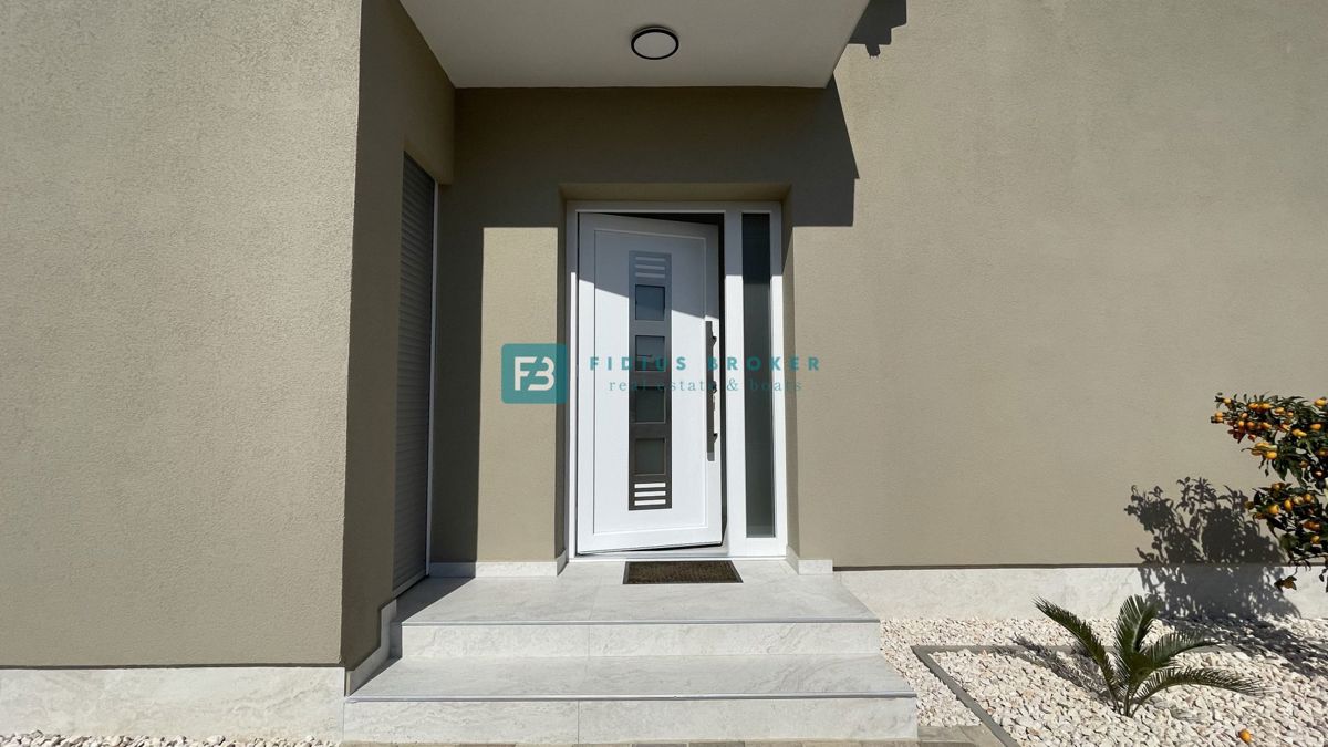 TRIBUNJ, nova, dvojček, panoramski pogled na morje, bazen