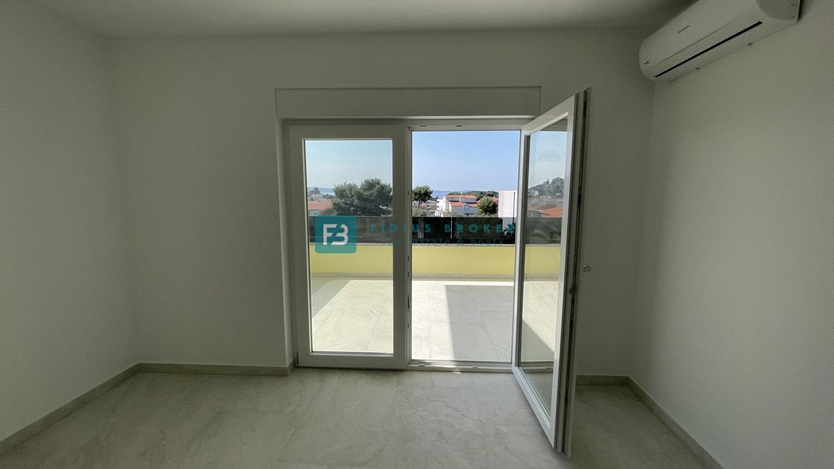 TRIBUNJ, nova, dvojček, panoramski pogled na morje, bazen