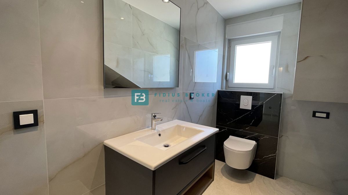 TRIBUNJ, nova, dvojček, panoramski pogled na morje, bazen