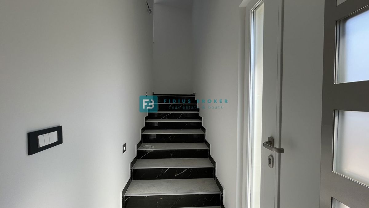 TRIBUNJ, nova, dvojček, panoramski pogled na morje, bazen