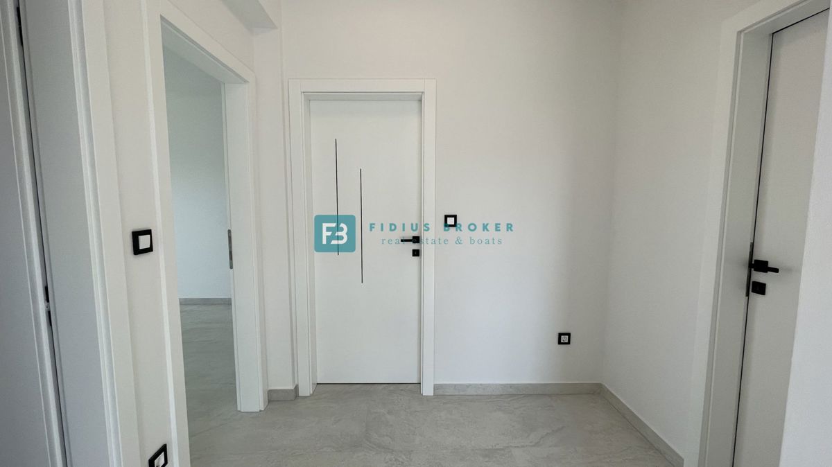 TRIBUNJ, nova, dvojček, panoramski pogled na morje, bazen