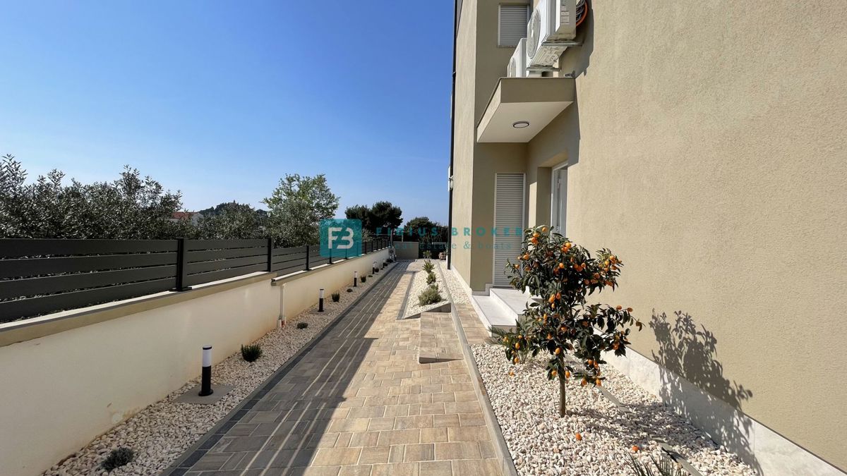 TRIBUNJ, nova, dvojček, panoramski pogled na morje, bazen