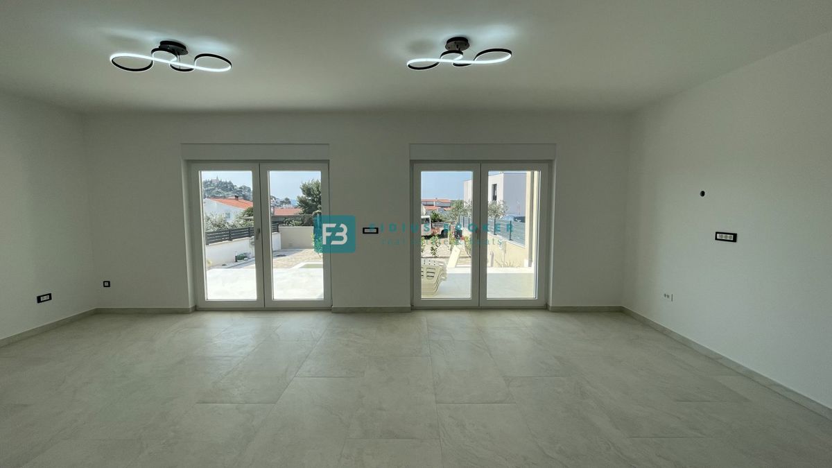 TRIBUNJ, nova, dvojček, panoramski pogled na morje, bazen