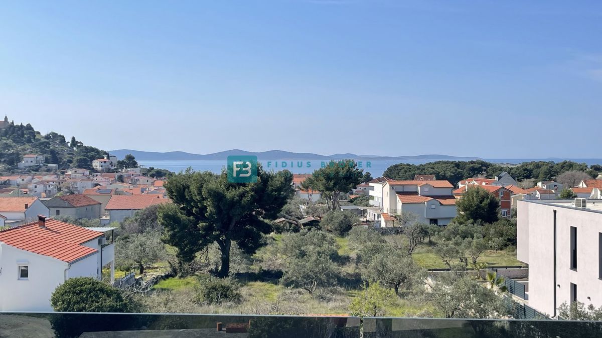 TRIBUNJ, nova, dvojček, panoramski pogled na morje, bazen