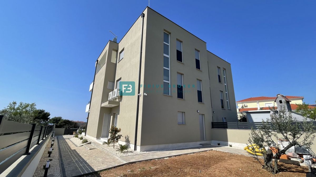 TRIBUNJ, nova, dvojček, panoramski pogled na morje, bazen