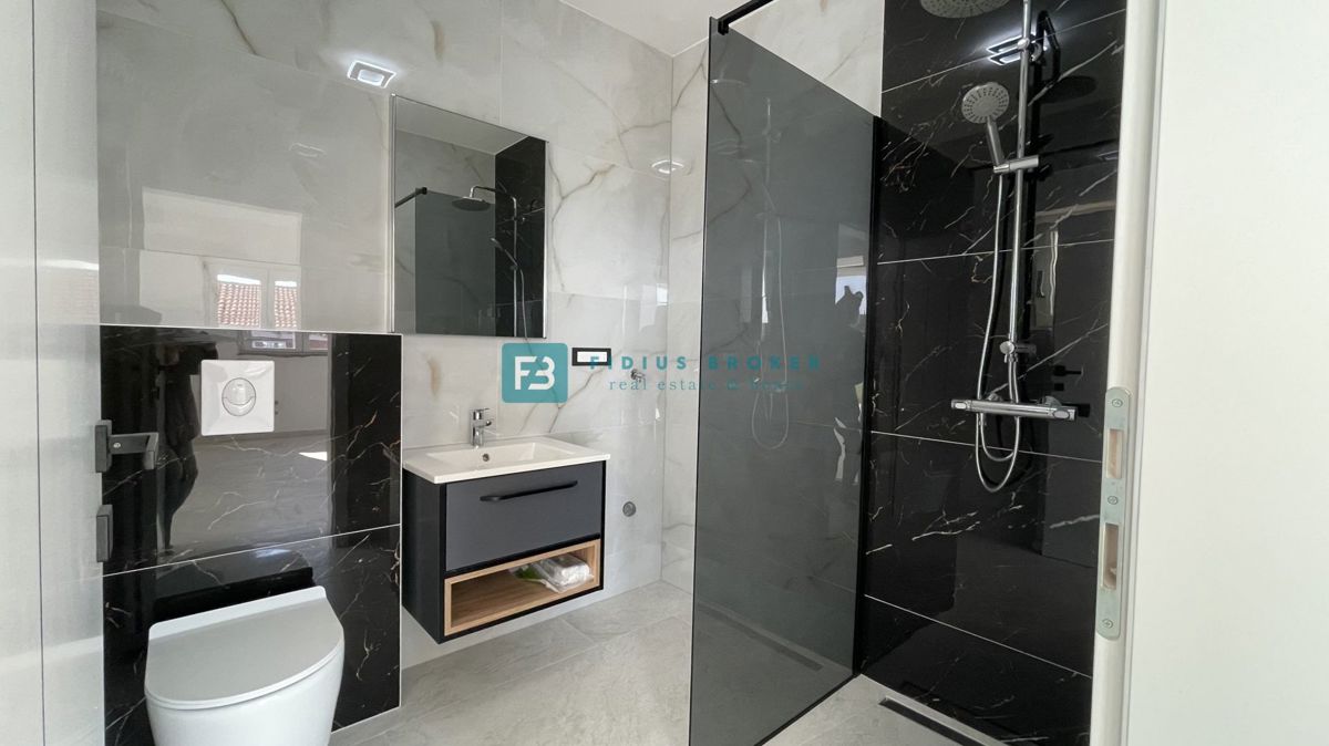 TRIBUNJ, nova, dvojček, panoramski pogled na morje, bazen