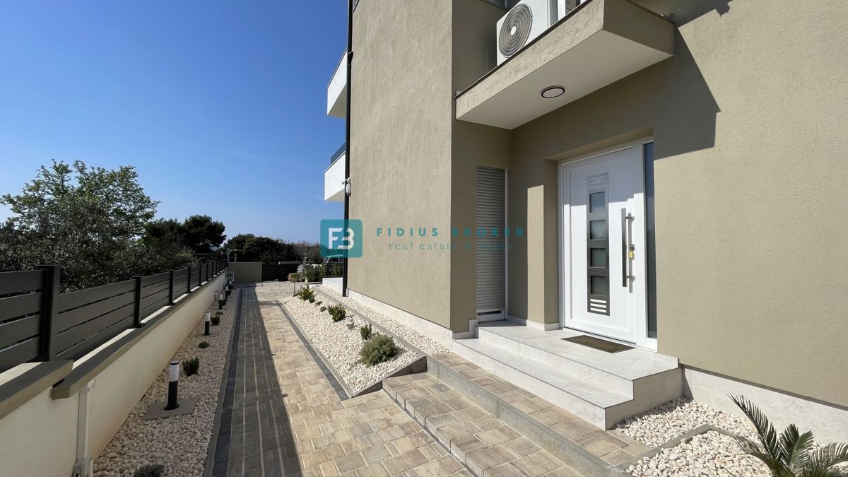 TRIBUNJ, nova, dvojček, panoramski pogled na morje, bazen