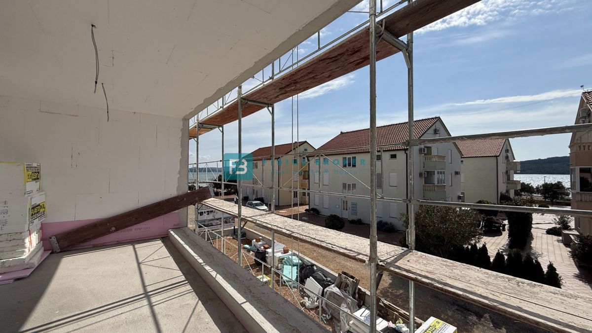 VODICE - SRIMA, vrhunska lokacija, 80 m od morja, 1. nadstropje, pogled na morje, dvigalo