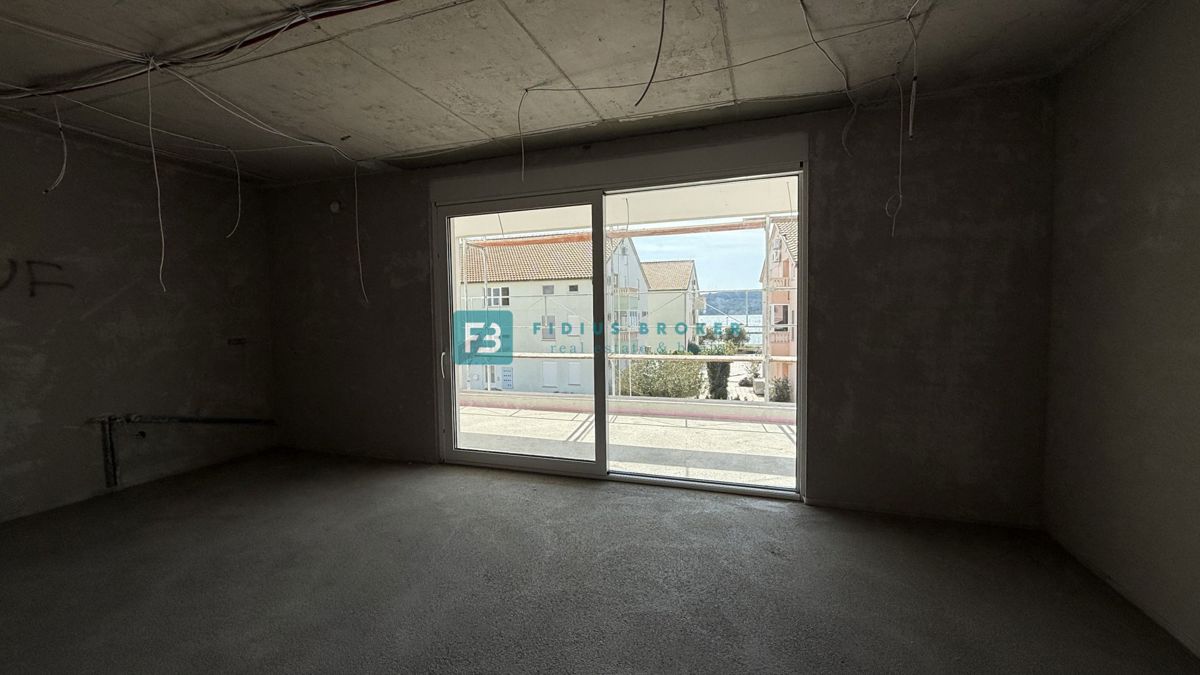 VODICE - SRIMA, vrhunska lokacija, 80 m od morja, 1. nadstropje, pogled na morje, dvigalo