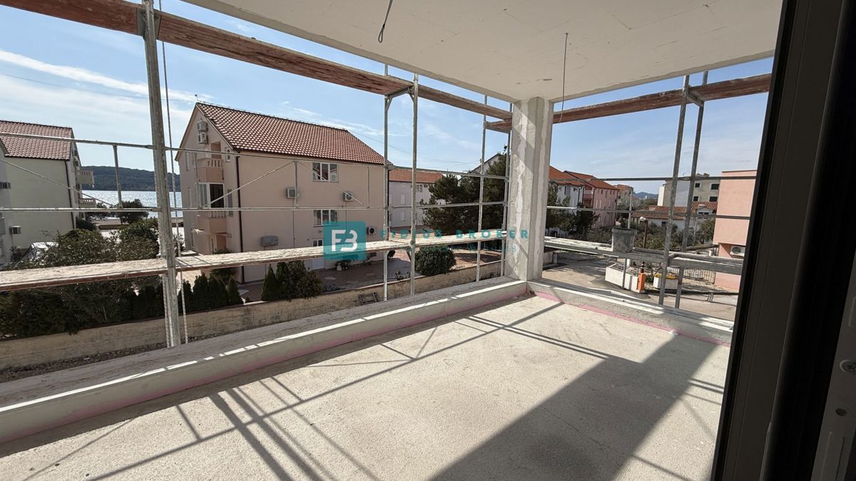 VODICE - SRIMA, vrhunska lokacija, 80 m od morja, 1. nadstropje, pogled na morje, dvigalo