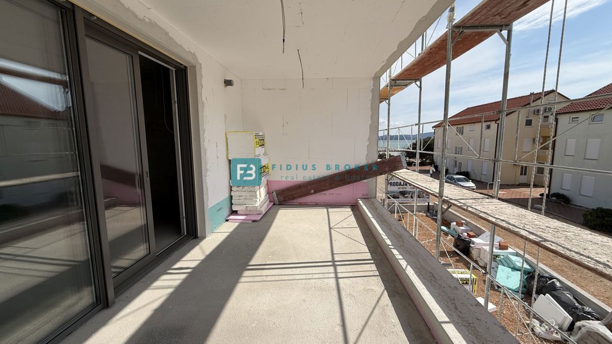 VODICE - SRIMA, vrhunska lokacija, 80 m od morja, 1. nadstropje, pogled na morje, dvigalo