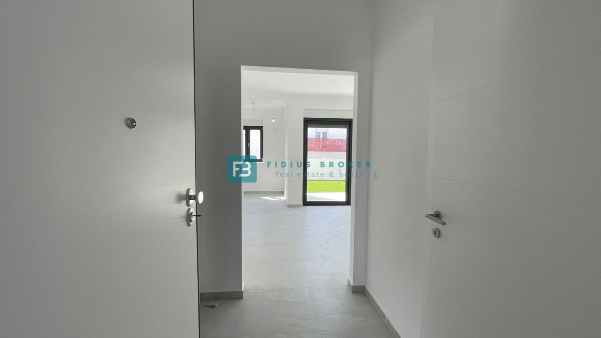 VODICE, novogradnja, dvoetažno stanovanje, vrt 35 m2, S3