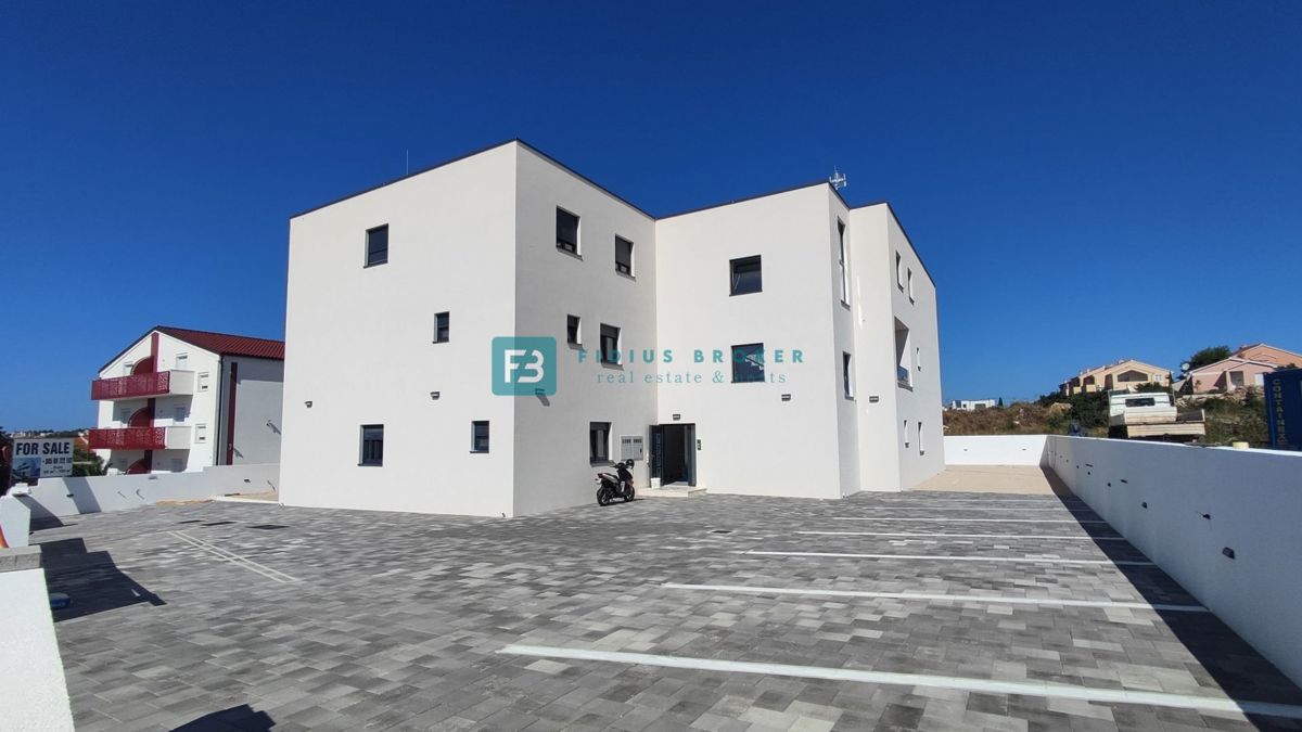 VODICE, novogradnja, dvoetažno stanovanje, vrt 35 m2, S3