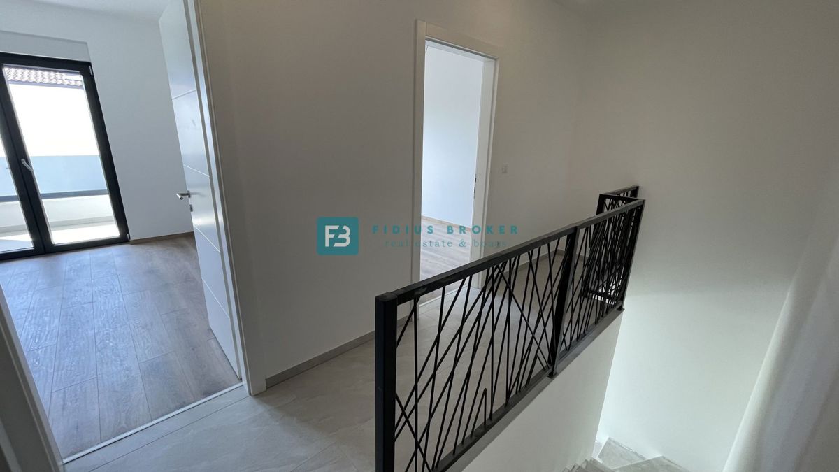 VODICE, novogradnja, dvoetažno stanovanje, vrt 35 m2, S3