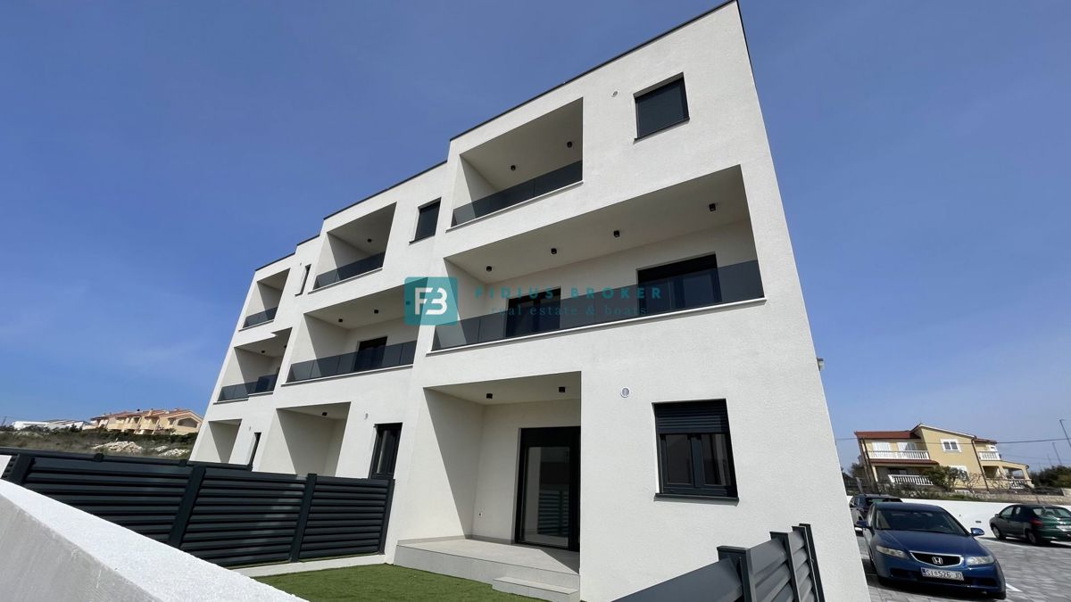 VODICE, novogradnja, dvoetažno stanovanje, vrt 35 m2, S3