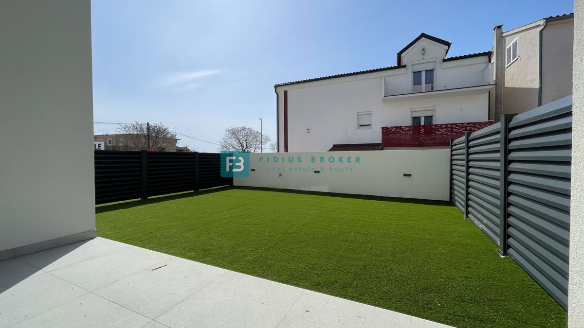 VODICE, novogradnja, dvoetažno stanovanje, vrt 35 m2, S3