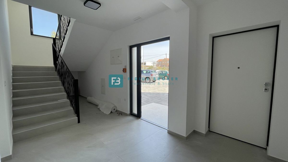 VODICE, novogradnja, dvoetažno stanovanje, vrt 35 m2, S3
