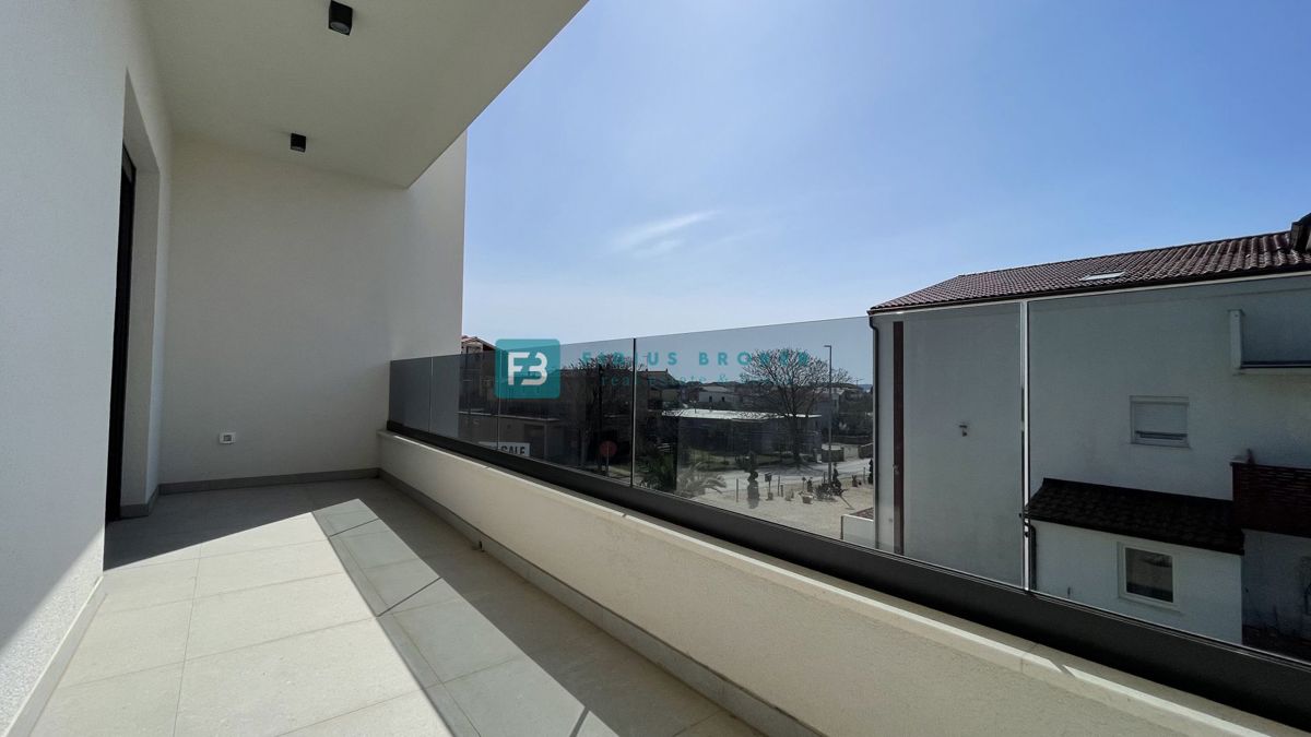 VODICE, novogradnja, dvoetažno stanovanje, vrt 35 m2, S3