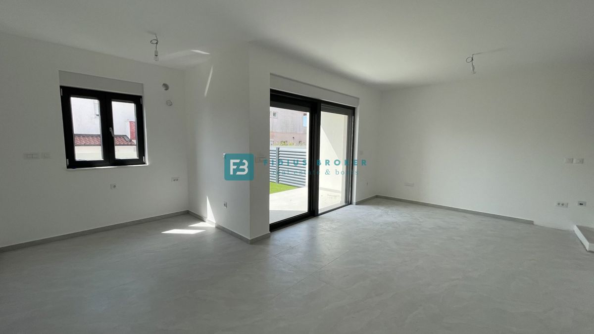 VODICE, novogradnja, dvoetažno stanovanje, vrt 35 m2, S3