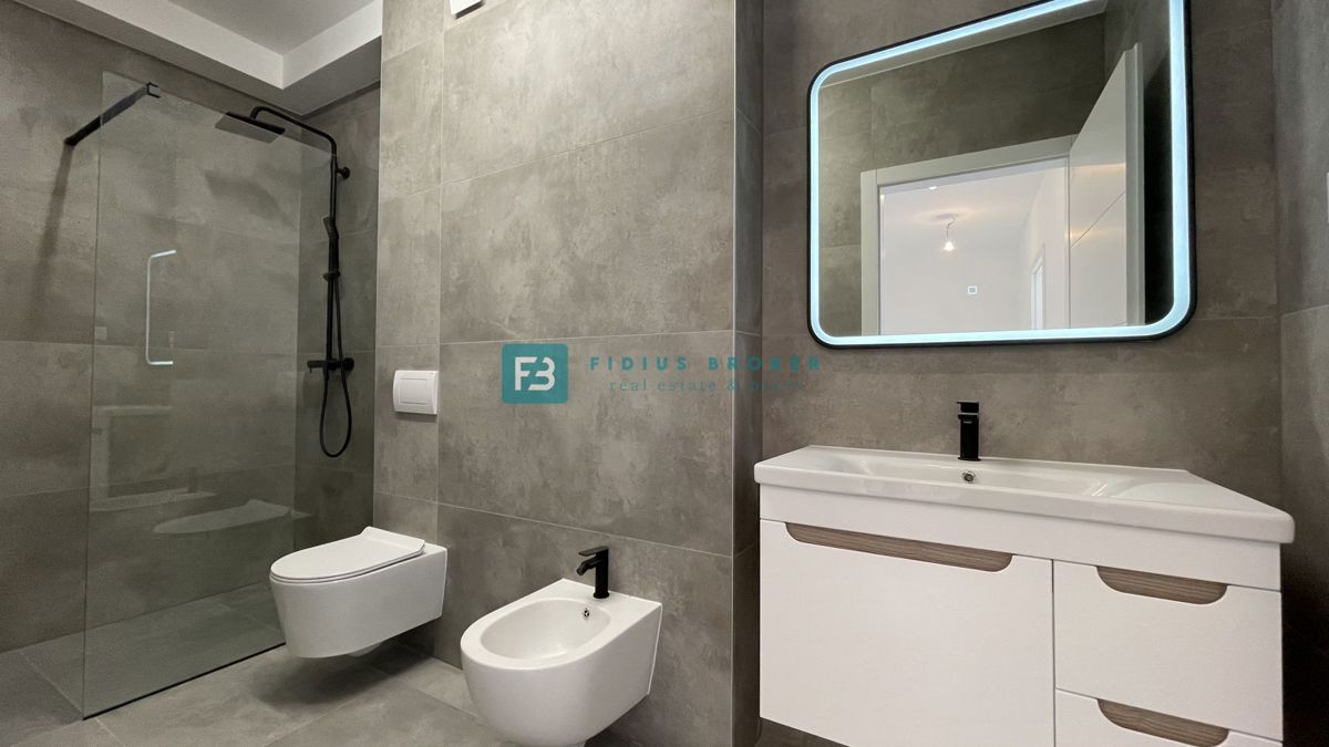 VODICE, novogradnja, dvoetažno stanovanje, vrt 35 m2, S3