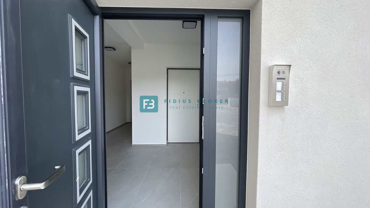 VODICE, novogradnja, dvoetažno stanovanje, vrt 35 m2, S3