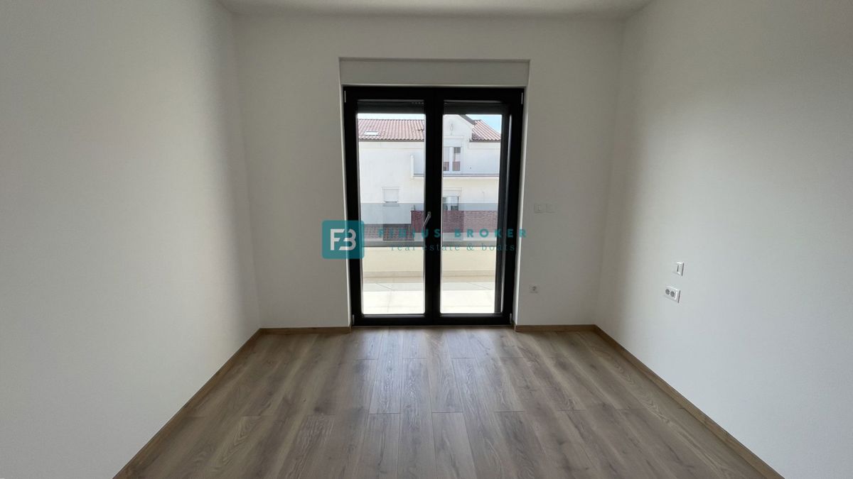 VODICE, novogradnja, dvoetažno stanovanje, vrt 35 m2, S3