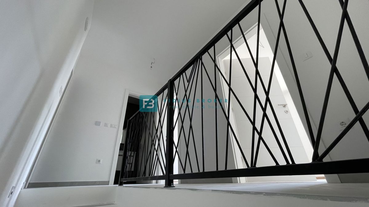 VODICE, novogradnja, dvoetažno stanovanje, vrt 35 m2, S3