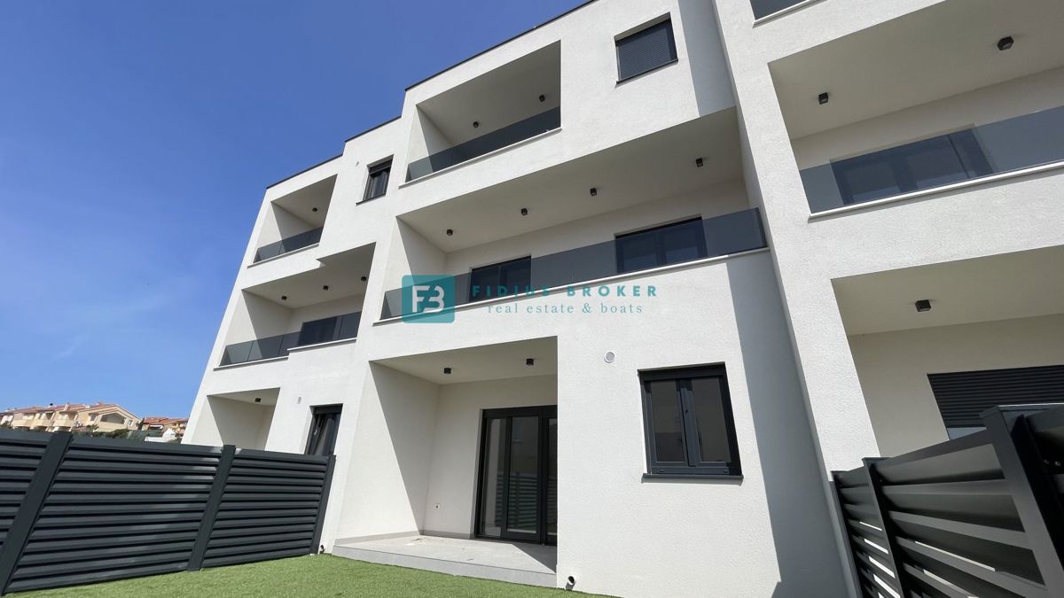 VODICE, novogradnja, dvoetažno stanovanje, vrt 35 m2, S3