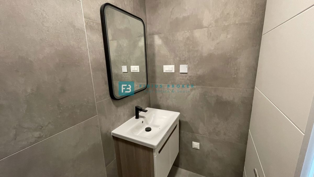 VODICE, novogradnja, dvoetažno stanovanje, vrt 35 m2, S3