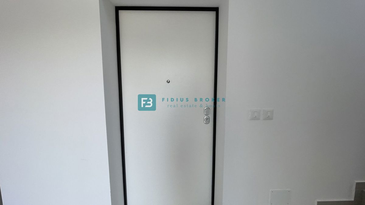 VODICE, novogradnja, dvoetažno stanovanje, vrt 35 m2, S3