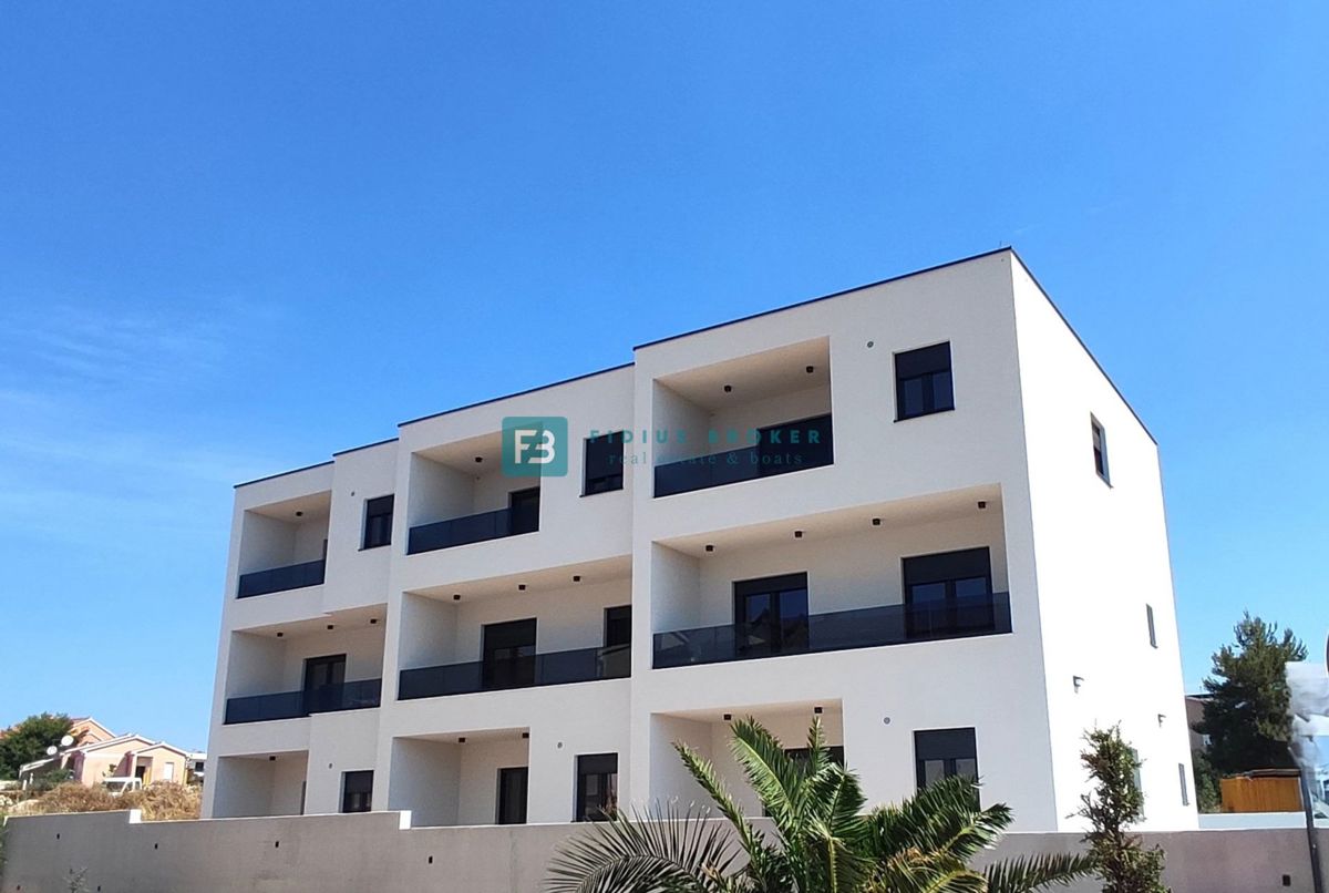 VODICE, novogradnja, dvoetažno stanovanje, vrt 35 m2, S3