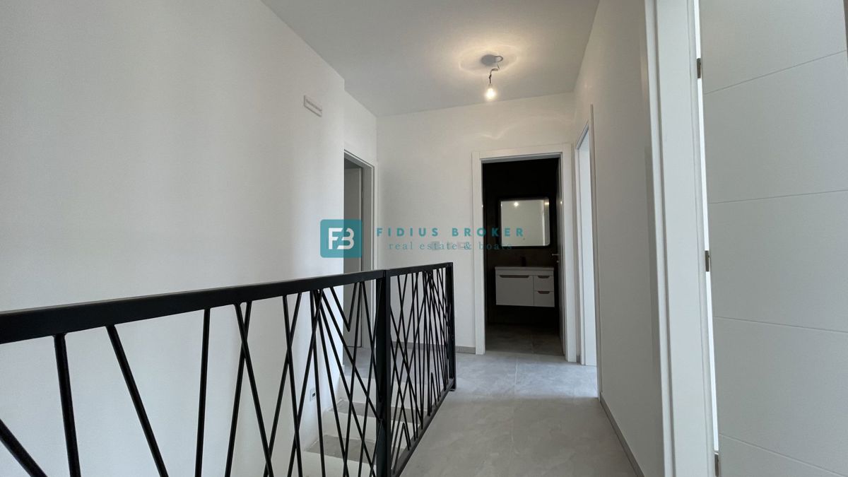 VODICE, novogradnja, dvoetažno stanovanje, vrt 35 m2, S3