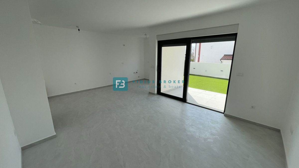 VODICE, novogradnja, dvoetažno stanovanje, vrt 35 m2, S3