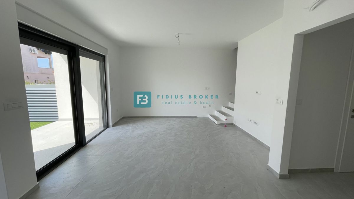 VODICE, novogradnja, dvoetažno stanovanje, vrt 35 m2, S3