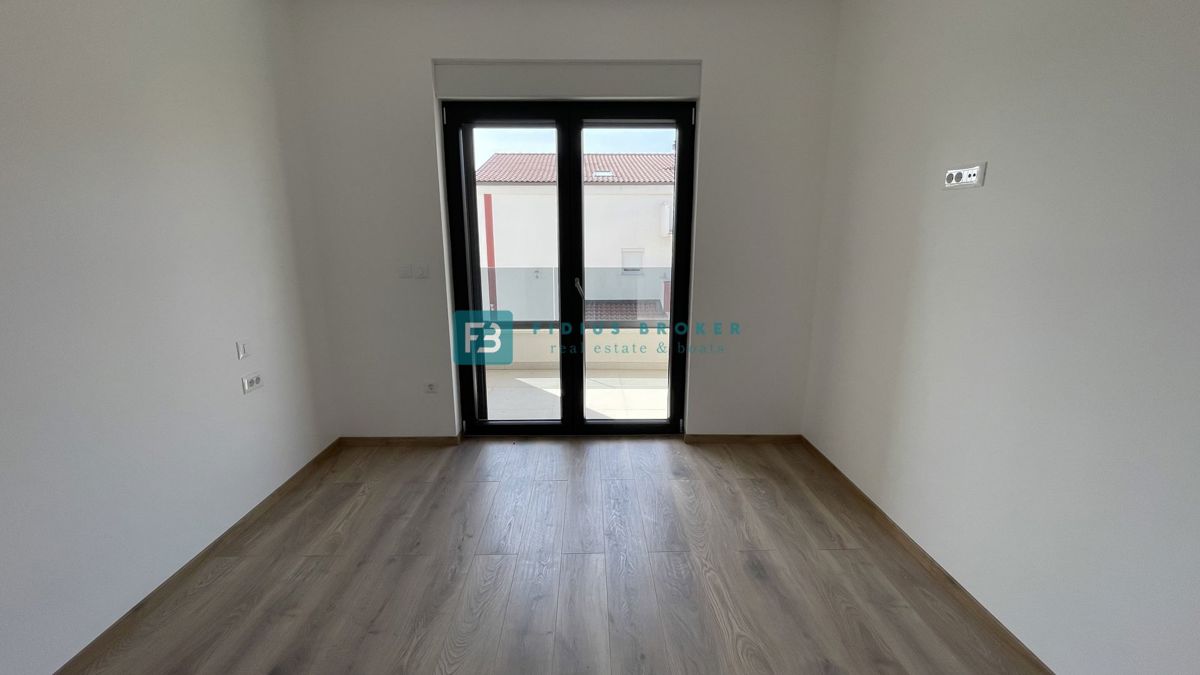 VODICE, novogradnja, dvoetažno stanovanje, vrt 35 m2, S3