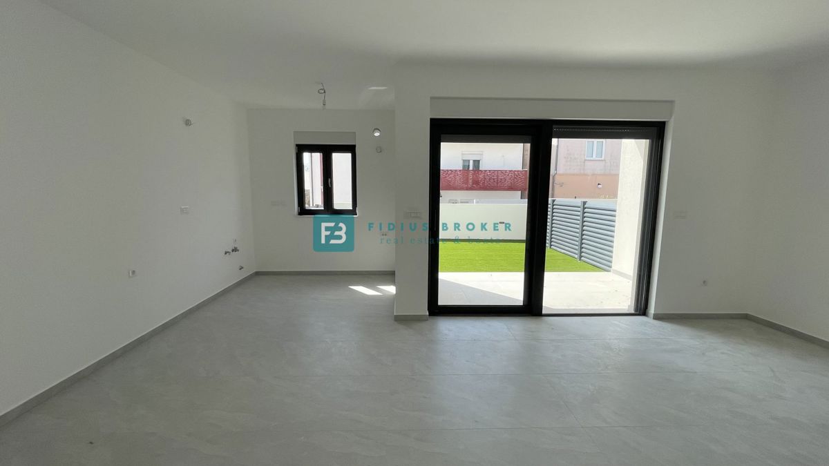 VODICE, novogradnja, dvoetažno stanovanje, vrt 35 m2, S3