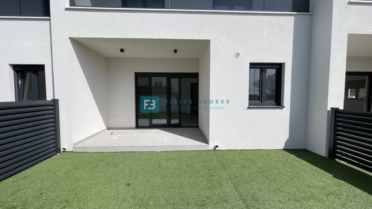 VODICE, novogradnja, dvoetažno stanovanje, vrt 35 m2, S3