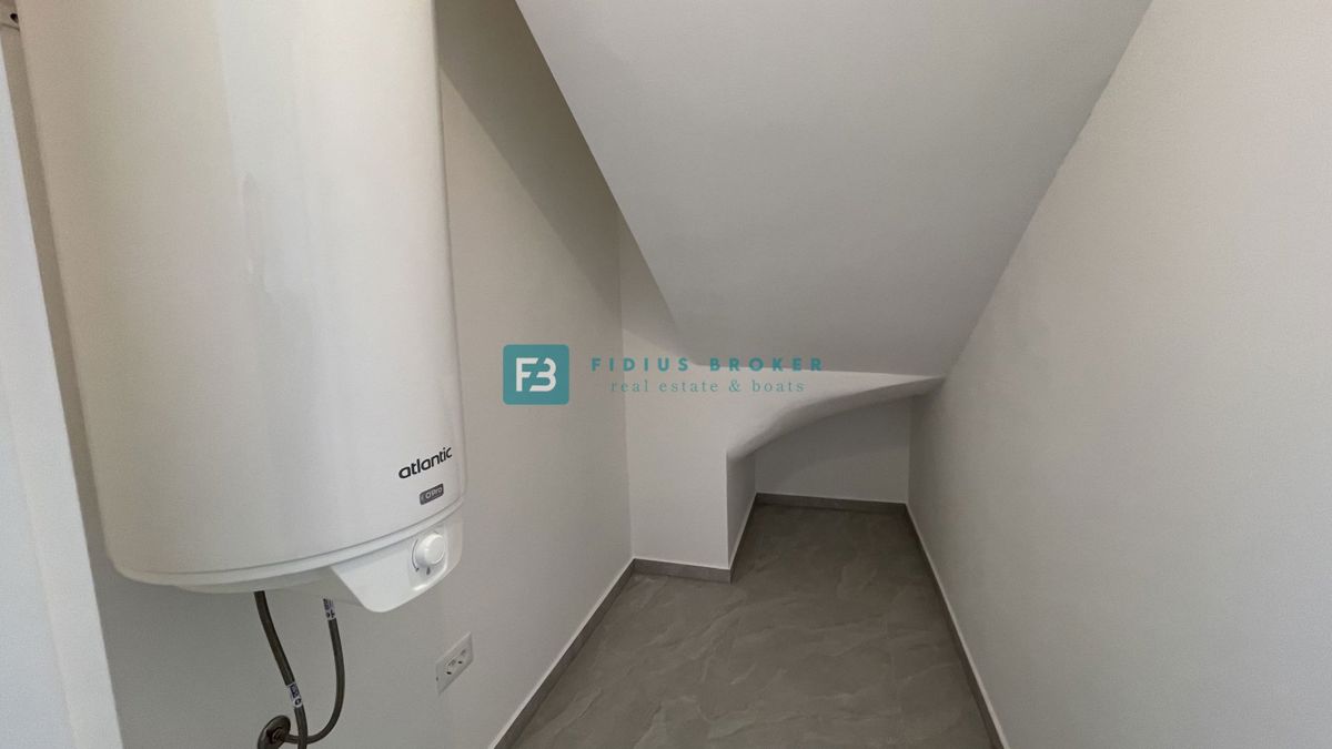 VODICE, novogradnja, dvoetažno stanovanje, vrt 35 m2, S3