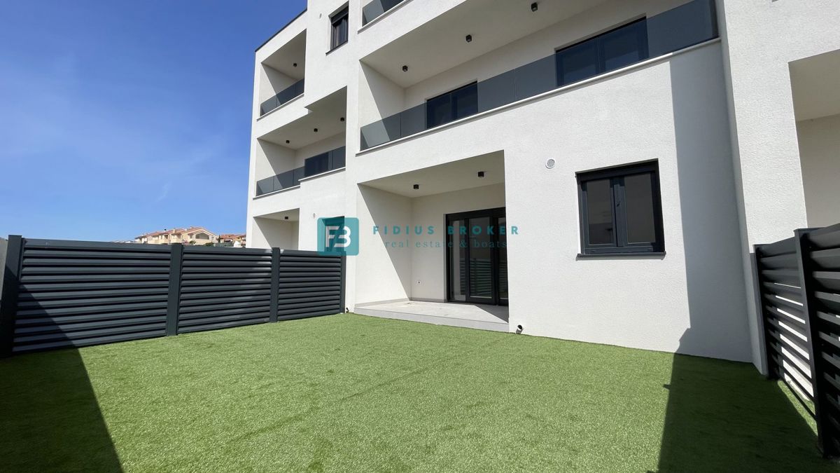 VODICE, novogradnja, dvoetažno stanovanje, vrt 35 m2, S3