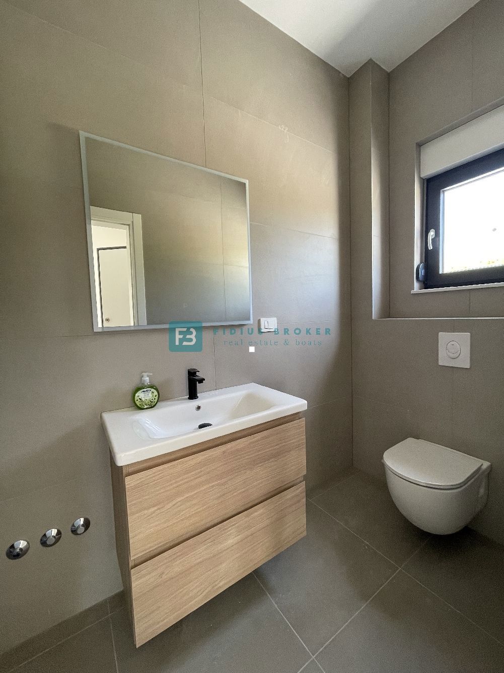 VODICE, novogradnja, luksuzno opremljena hiša, pogled na morje, bazen, garaža