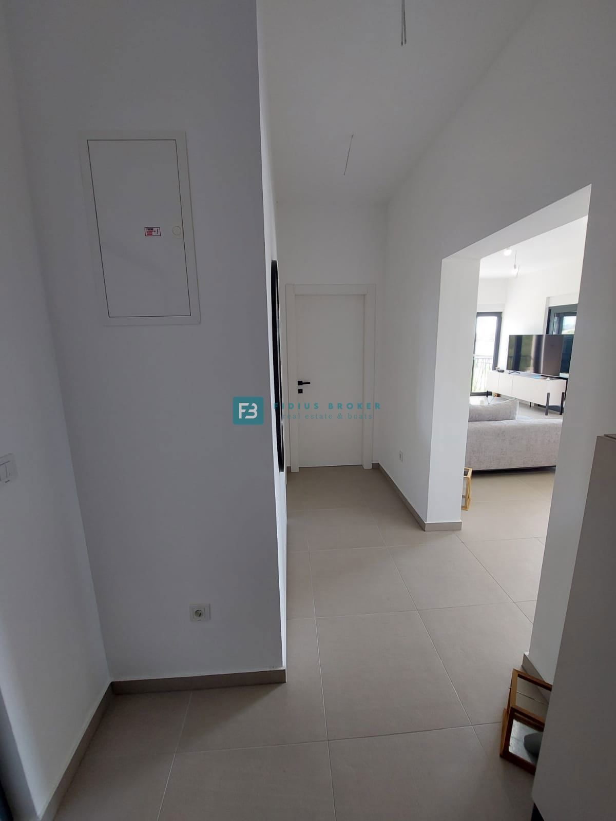 VODICE, novogradnja, luksuzno opremljena hiša, pogled na morje, bazen, garaža