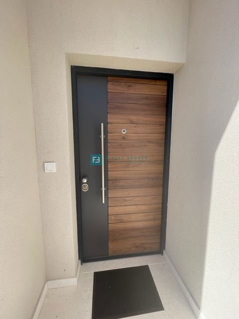 VODICE, novogradnja, luksuzno opremljena hiša, pogled na morje, bazen, garaža