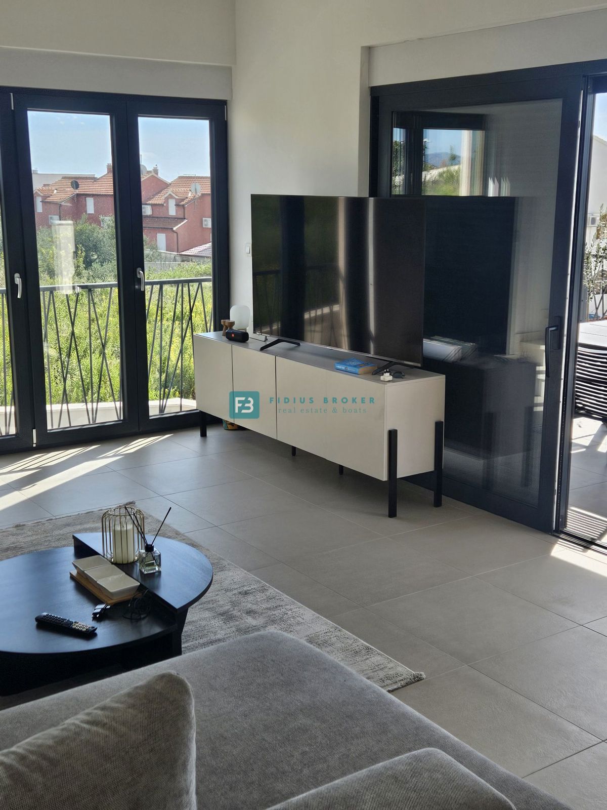 VODICE, novogradnja, luksuzno opremljena hiša, pogled na morje, bazen, garaža