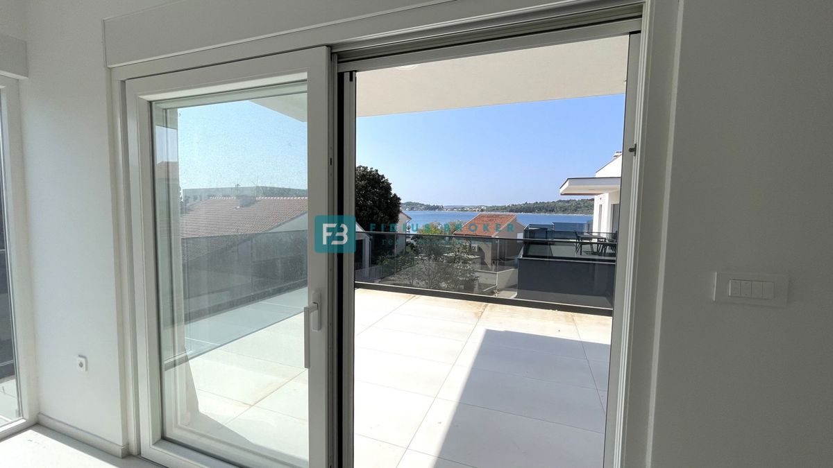 VODICE - SRIMA, novo, 2. vrsta do morja, penthouse, strešna terasa, panoramski pogled na morje