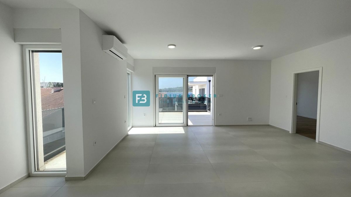 VODICE - SRIMA, novo, 2. vrsta do morja, penthouse, strešna terasa, panoramski pogled na morje